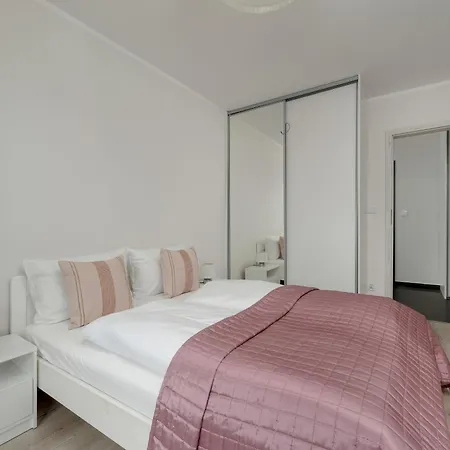 Near The River With Balcony And Free Garage By Renters Wrocław